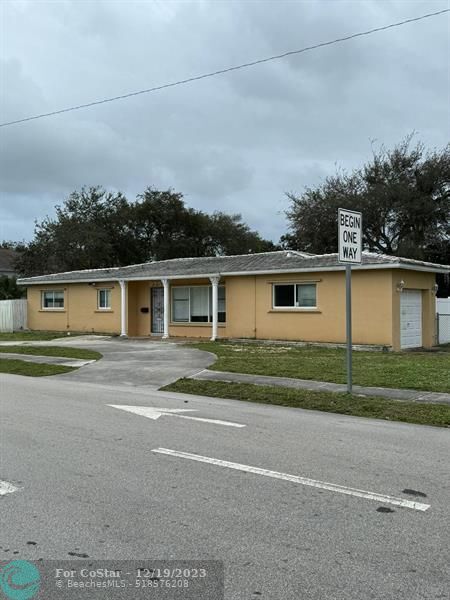 Building Photo - 2750 Van Buren St