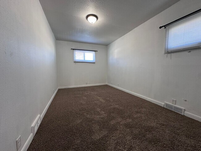 Foto del edificio - 2 Bedroom house with 1 car detached garage $825 per month