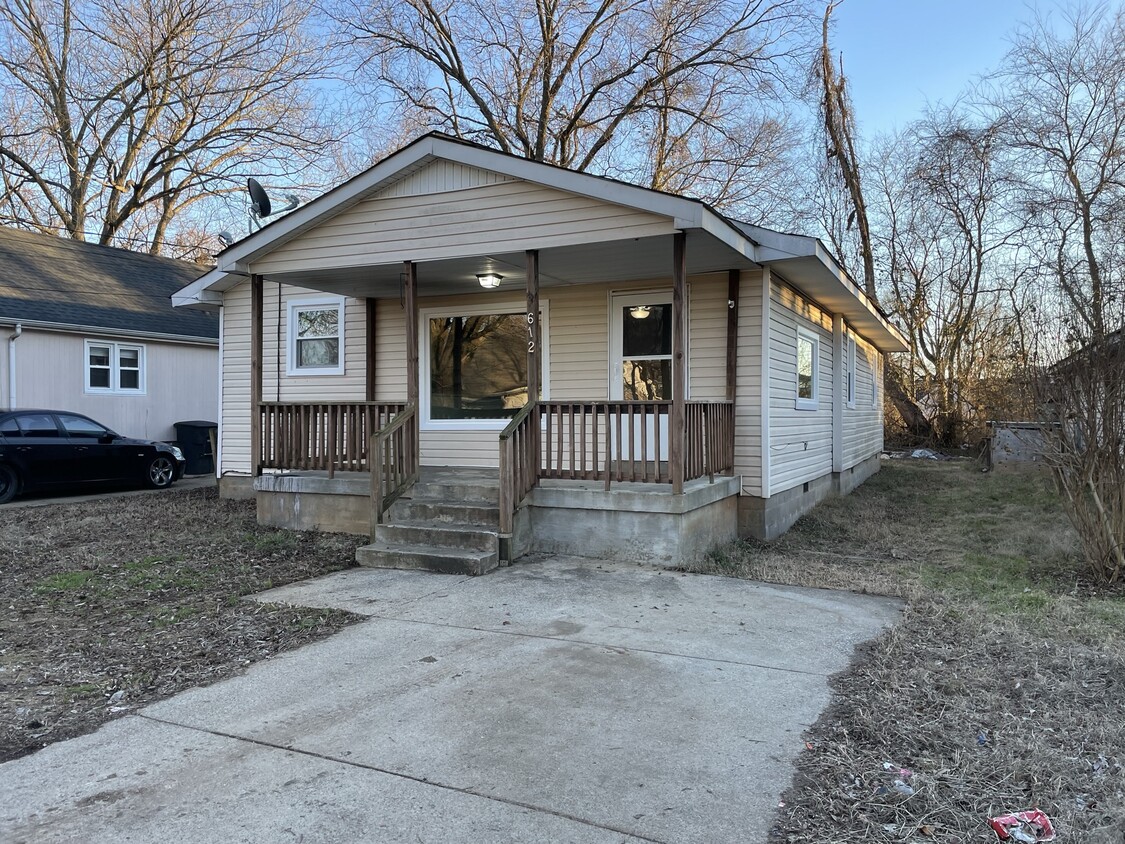 Primary Photo - 612 Sun Cir