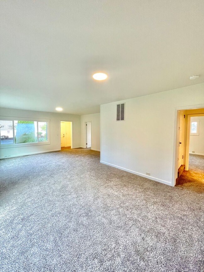 Building Photo - $500 off the First Month's rent! Fully rem...