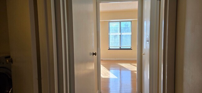 Foto del edificio - Coolidge Corner, Prime location!  West facing bright condo Available 9/1! Walk to Longwood!