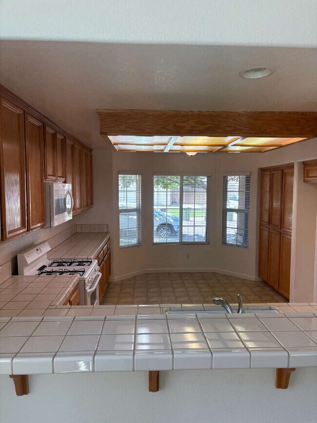 Foto del edificio - Charming 3 Bedroom Home in Desirable Elk Grove Neighborhood with 2-Car Garage
