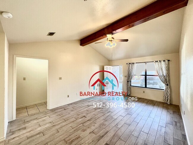 Foto del edificio - Available Mid June: 3 Bed 2 Bath Duplex with Fenced in Yard on Bus Route