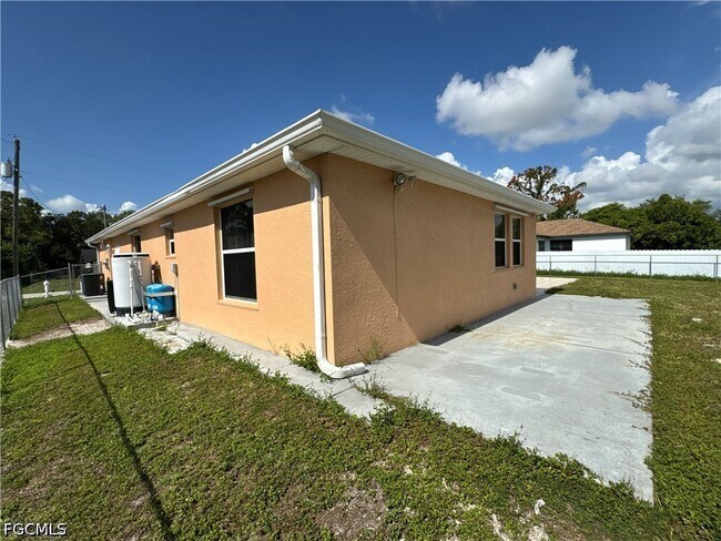 Building Photo - 4914 7th St W