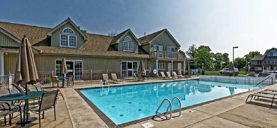 piscina de la casa club - 3001 E Chestnut Ave
