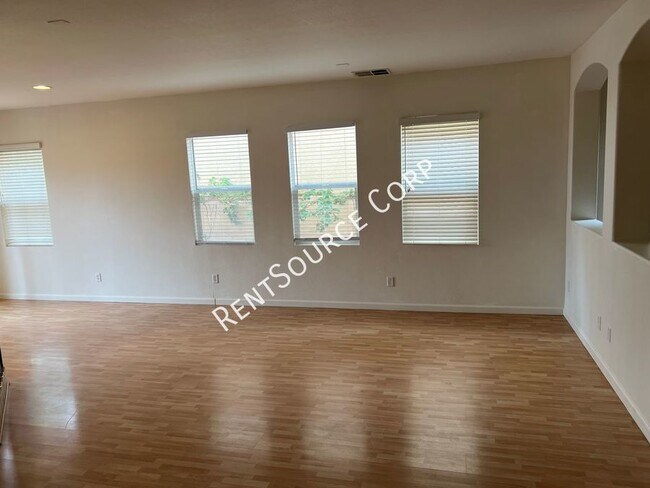 Building Photo - 4 Bedroom Plus Loft For Rent in Santa Clar...