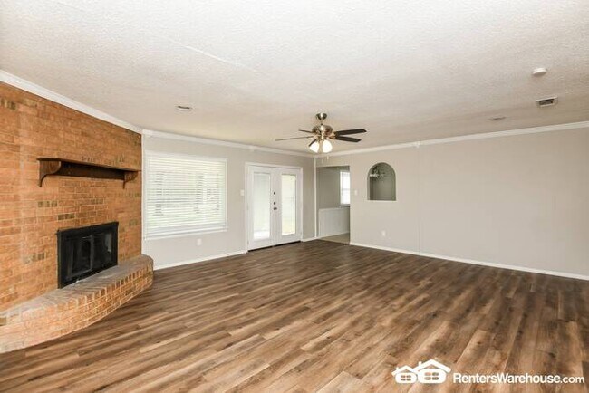 Building Photo - Newly renovated spacious 3 bed/2 bath, wit...