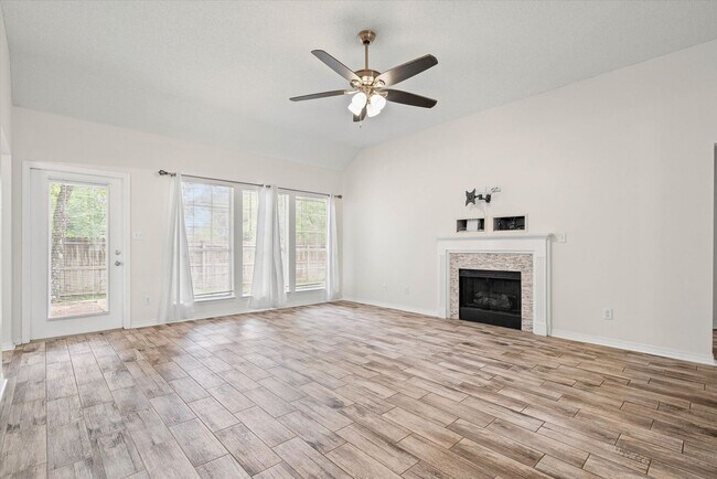Foto del edificio - Four Bedroom in West Mobile