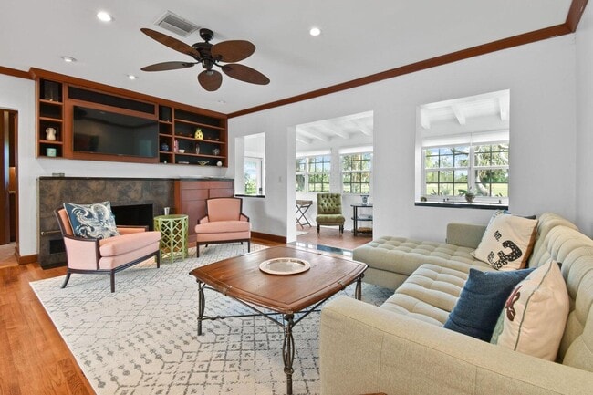 Building Photo - 1219 N Lakeside Dr