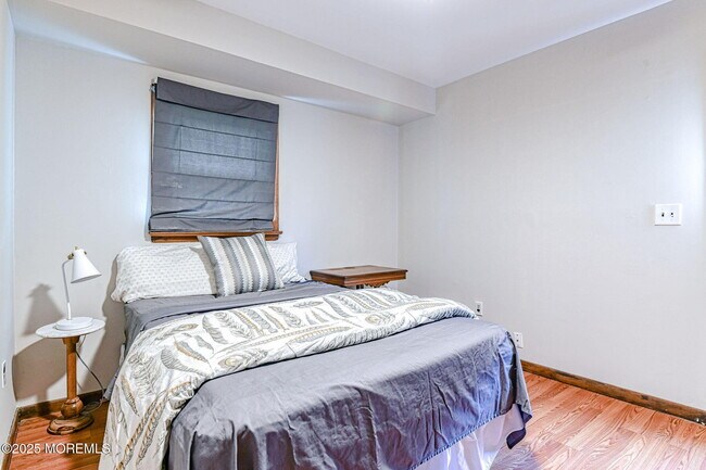Foto del edificio - 24 Peach Tree Rd