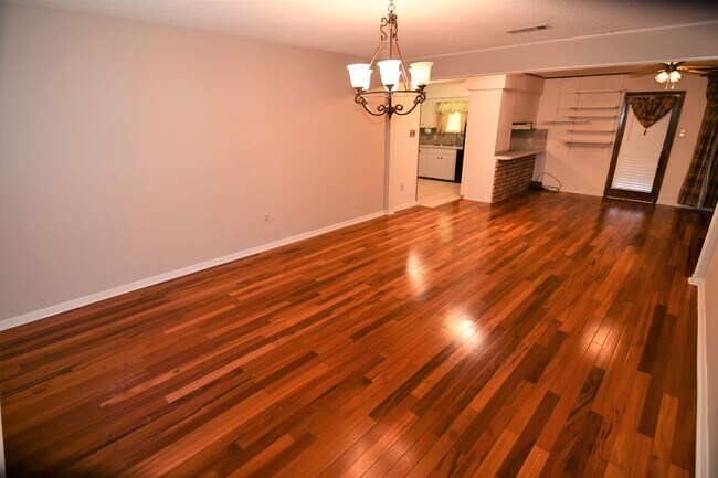 Foto del edificio - Location! Location!  Newly updated, 4 bedroom, 2 bath home near Perkins & Essens