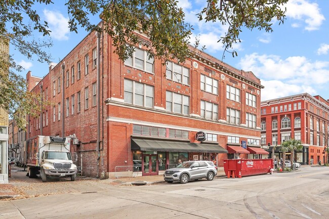 Building Photo - 122 W Broughton St