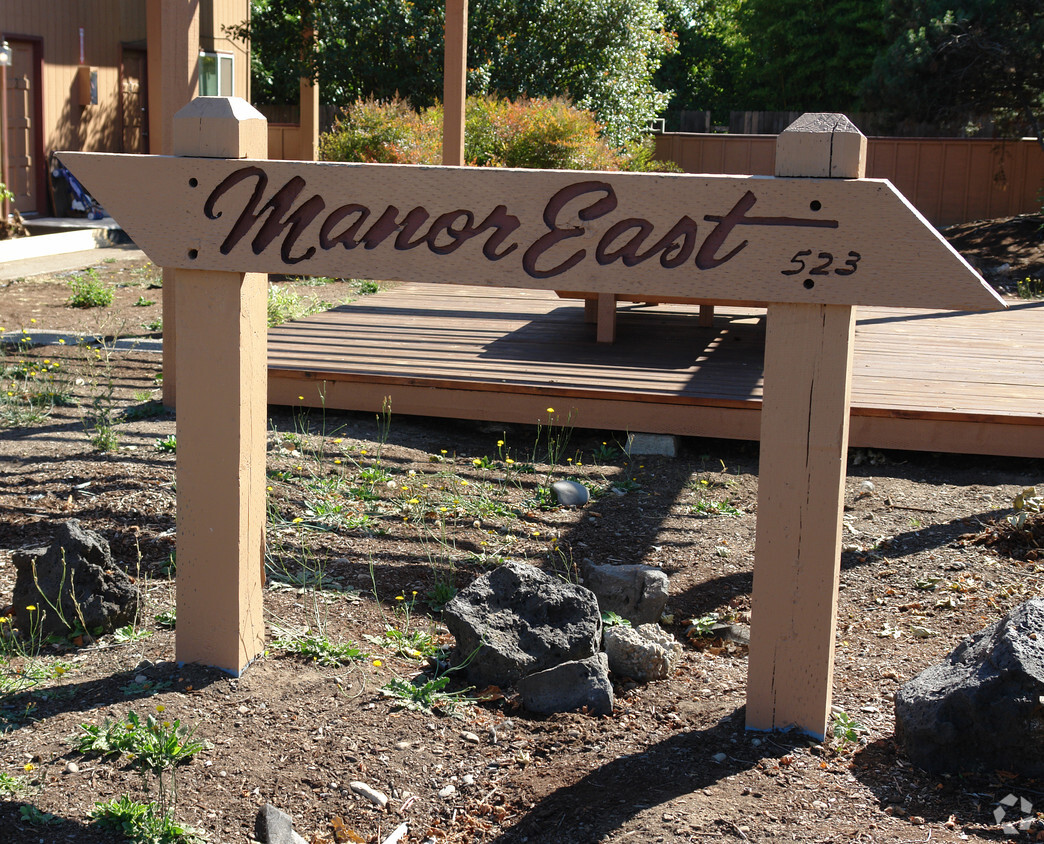 Building Photo - Manor East Apartments