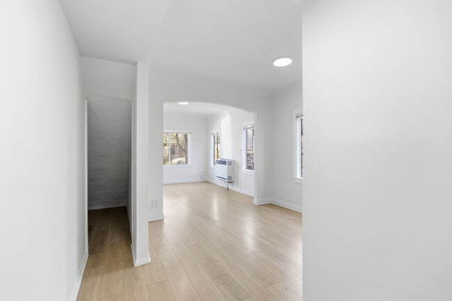 Building Photo - 1526 E 52nd St