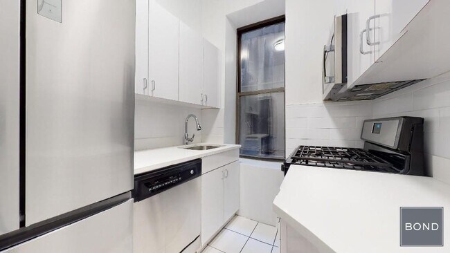 Building Photo - 166 W 72nd St