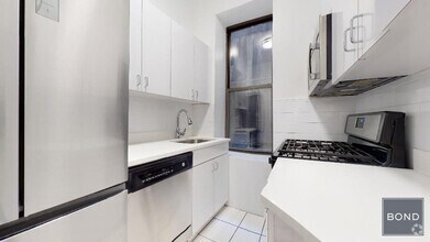 Building Photo - 166 W 72nd St