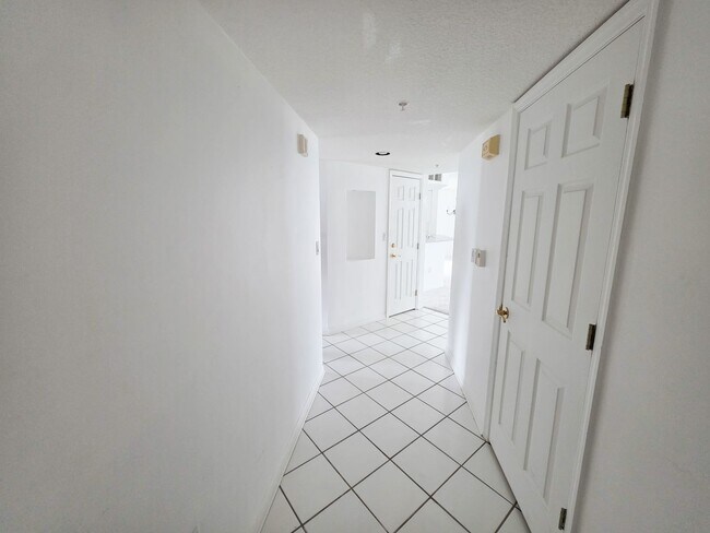 Foto del edificio - Beautiful Annual 7th floor Condo with Stunning Ocean Views 3/2