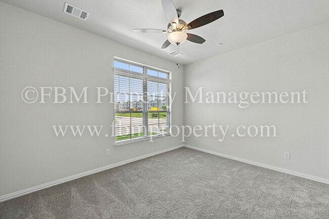 Building Photo - 2121 Luna Dr