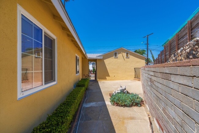 Building Photo - 2214 Ripley Ave