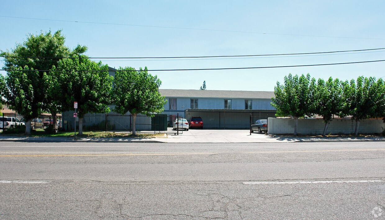 Primary Photo - 4606 E Andrews Ave