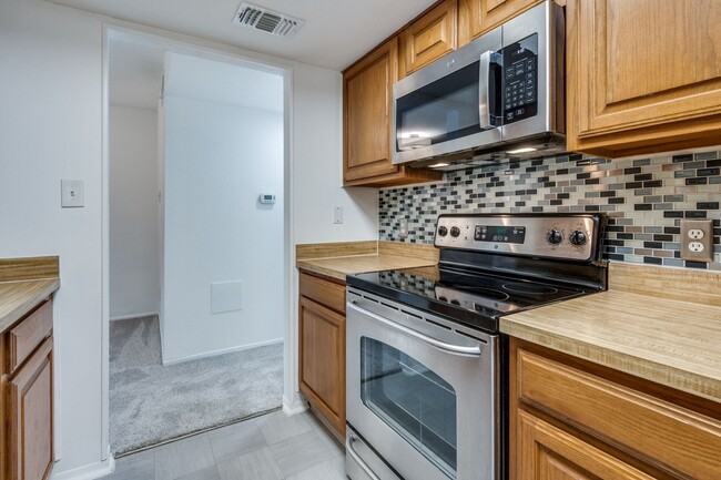 Building Photo - NEWLY RENOVATED 1-Bed in Quail Run Community