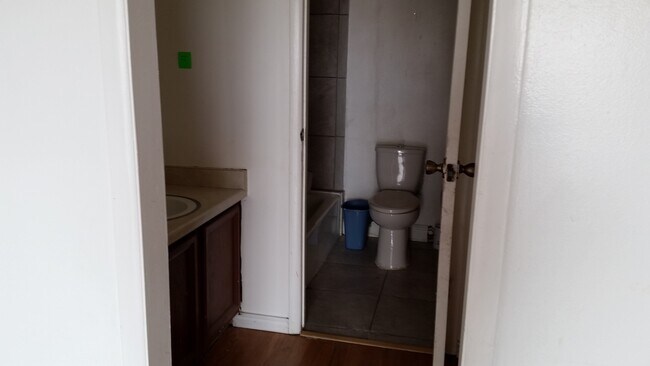tocador del baño principal y baño - 1683 East Fort Union Blvd
