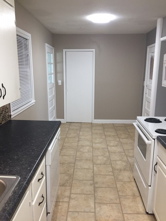 Building Photo - 1105 E 31st St S