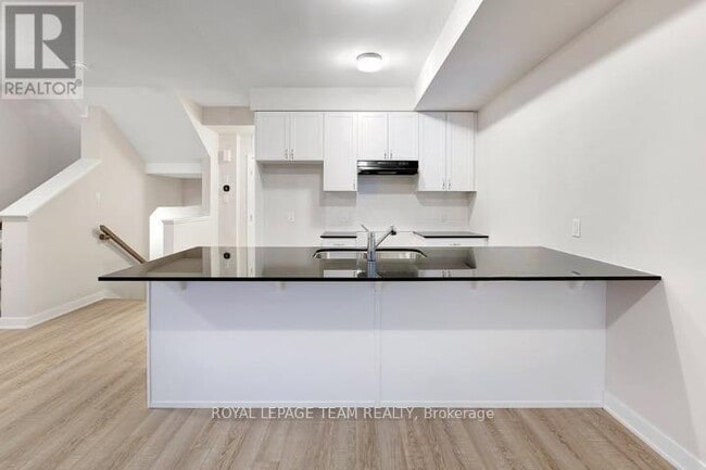 Building Photo - 736 Mishi Private