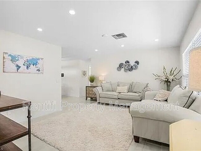 Foto del edificio - 2326 Davis Blvd