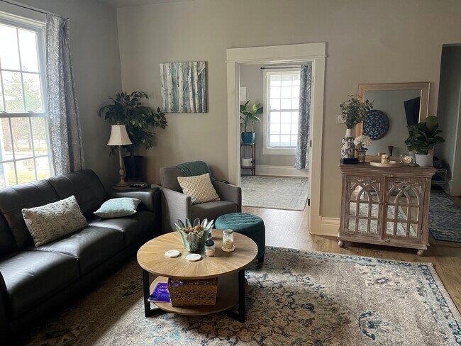 Tercer dormitorio al lado de la sala de estar, perfecto para oficina o sala de yoga dedicada. - 314 N Van Buren St