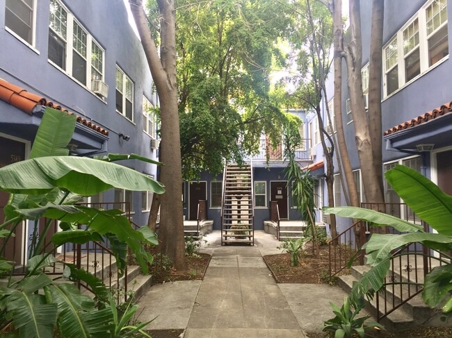 COURTYARD - 530 N San Vicente Blvd