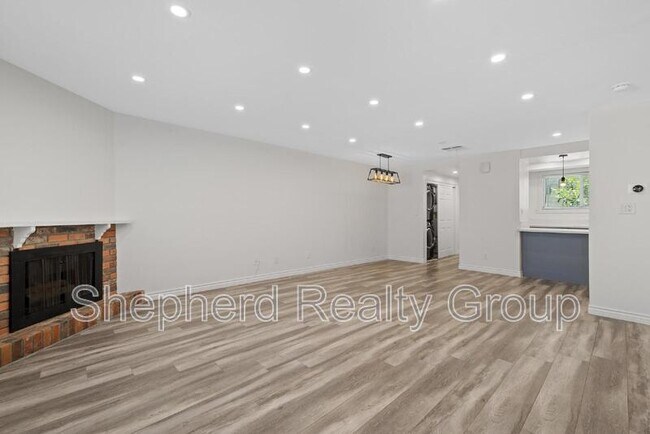 Foto del edificio - 405 Pioneer Dr