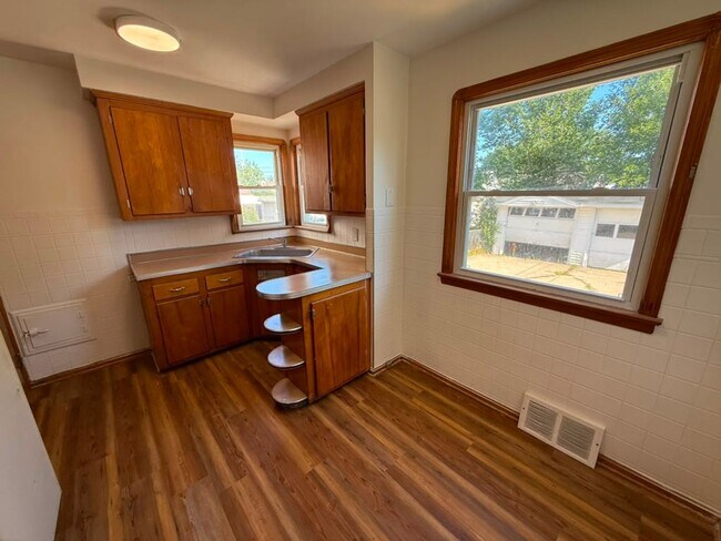Building Photo - 16011 Maplewood Ave
