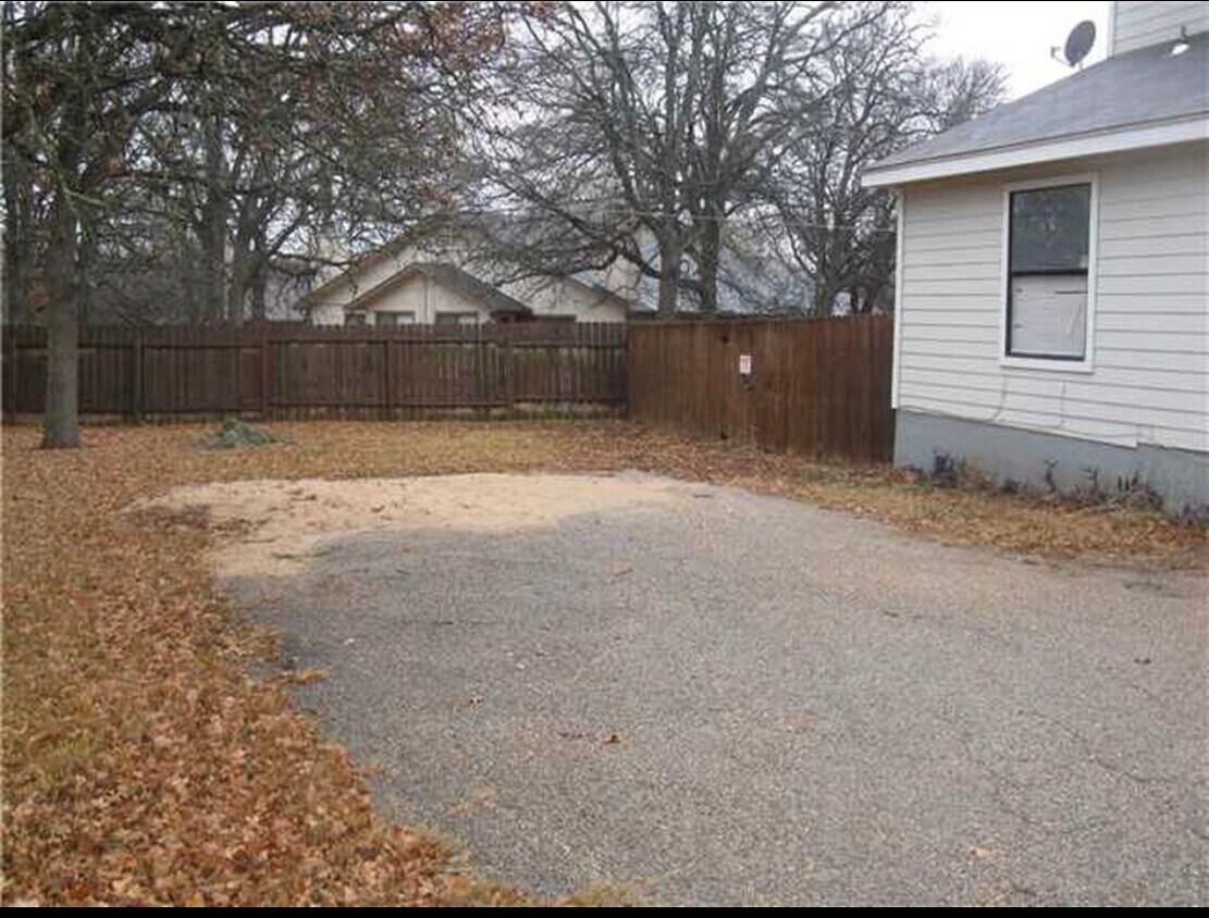Building Photo - 1709 Horseshoe Cir