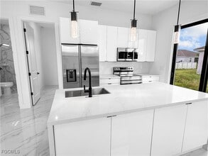 Building Photo - 916 Sara Ave N