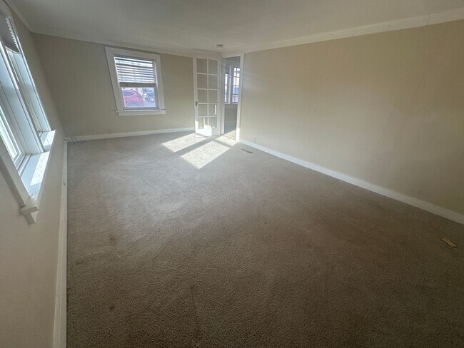 Foto del edificio - MIDTOWN 2 Bdrm Cottage, 1 bath, Range, Ref...