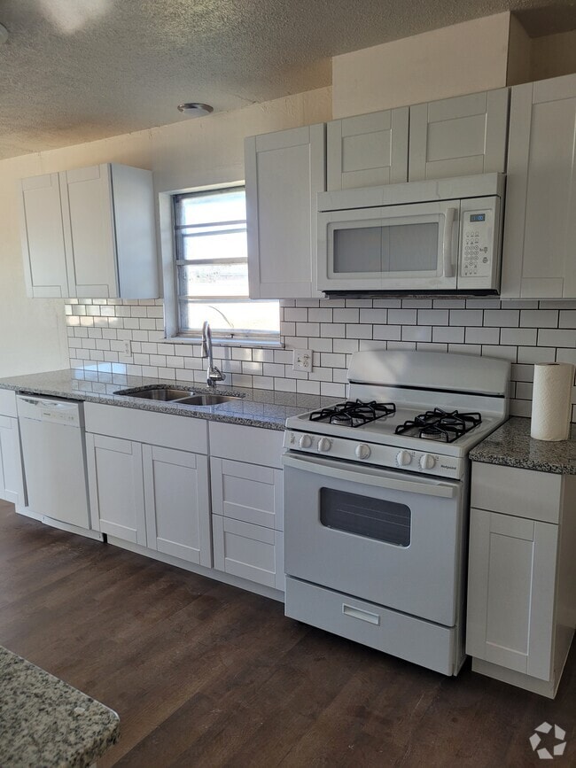 Building Photo - 8204 S Country Club Dr