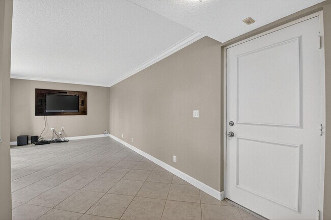 Building Photo - 450 Egret Cir