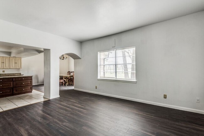 Building Photo - Beautiful 6 bedrom home