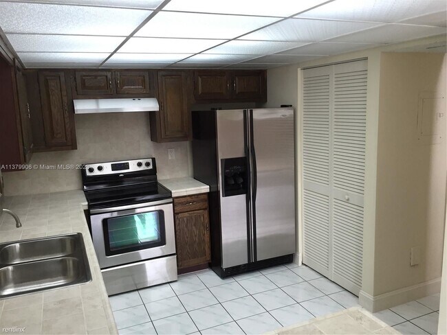 Building Photo - 2 br, 2.5 bath Townhome - 6554 SW 114th Pl...
