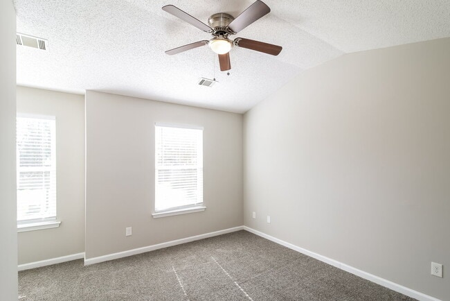 Building Photo - 1611 Hallmark Hills Dr