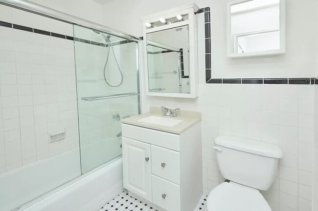 Building Photo - 1 BEDROOM 1 BATHROOM APARTMENT