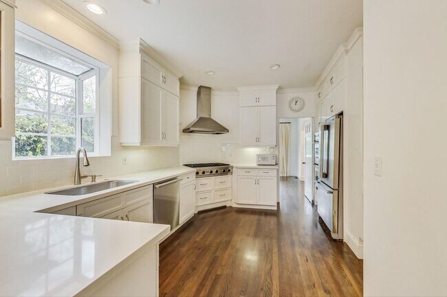 Building Photo - Beautiful Menlo Park Home with Guest Cottage