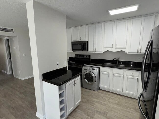 Building Photo - 102 N Lakeside Dr