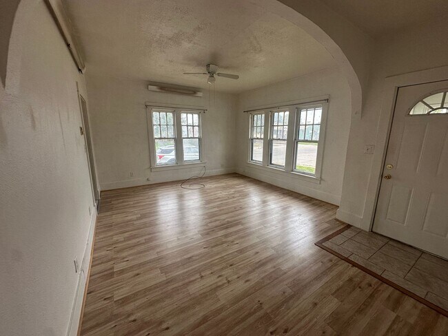 Foto del edificio - 1102 E 14th St