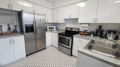 Building Photo - 20 Park Dr