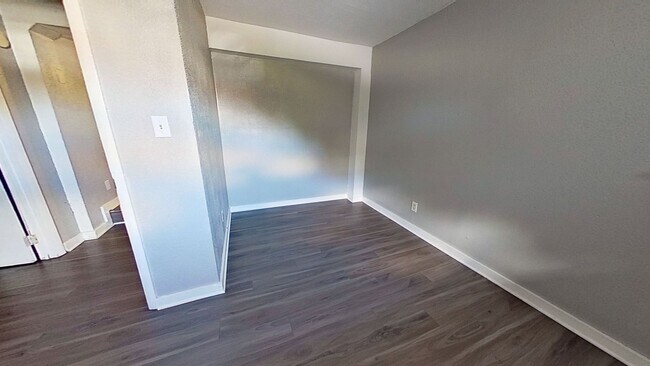 Building Photo - Apartment