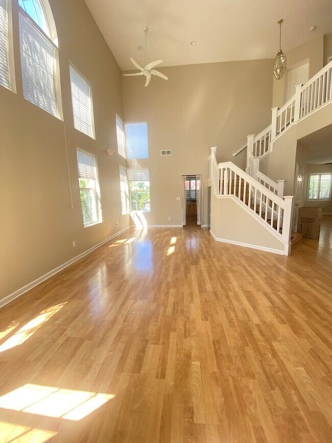 Foto del edificio - Spacious 5-Bedroom Home with Solar, Stunning Sunroom & Upgraded Bathrooms!