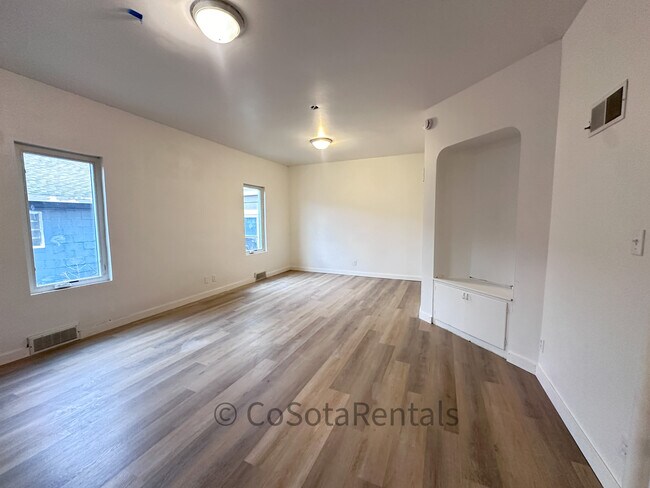 Foto del edificio - 1023 N Riverfront Dr