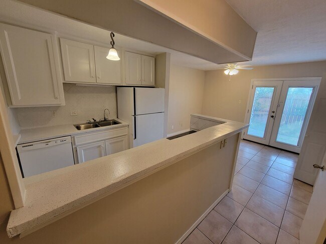 Foto del edificio - College Station - 2 bed/1.5 bath end unit ...